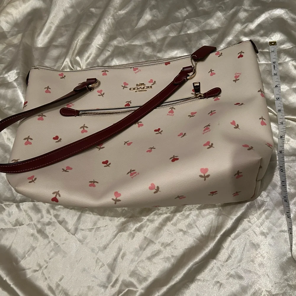 Adorable Coach Cream and Heart Print Gallery Tote Bag with Leather Handles - Picture 2 of 7